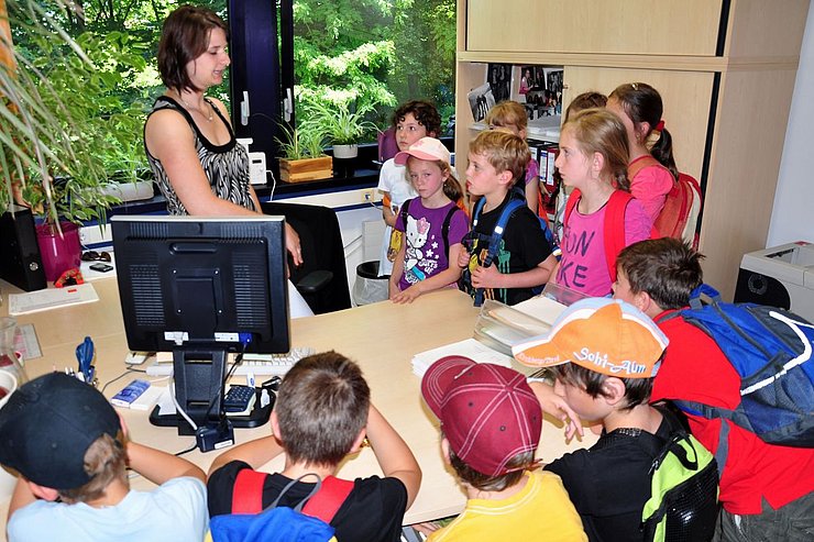 Die Schülerinnen und Schüler beim Besuch im Verkehrsstrafreferat. (Foto: Land Tirol/Rinner)