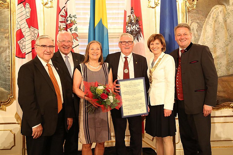BU: Bei der feierlichen Verleihung des Kaiser-Maximilian-Preises 2016 im Riesensaal der kaiserlichen Hofburg (v.l.): Präsident des KRGE und Laudator Jean-Claude Frécon, Landtagspräsident Herwig van Staa, Ingrid Hansson, Preisträger Anders Knape, Innsbruck