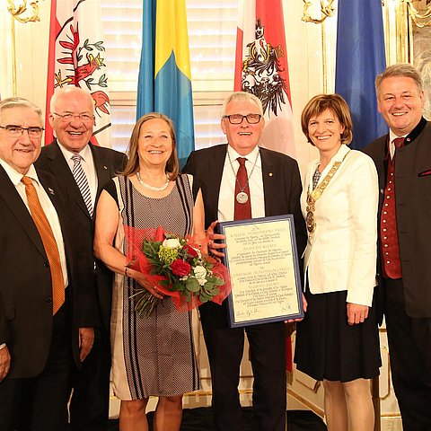 BU: Bei der feierlichen Verleihung des Kaiser-Maximilian-Preises 2016 im Riesensaal der kaiserlichen Hofburg (v.l.): Präsident des KRGE und Laudator Jean-Claude Frécon, Landtagspräsident Herwig van Staa, Ingrid Hansson, Preisträger Anders Knape, Innsbruck