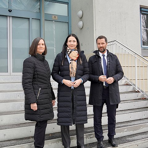 Gruppenfoto vor Gebäude