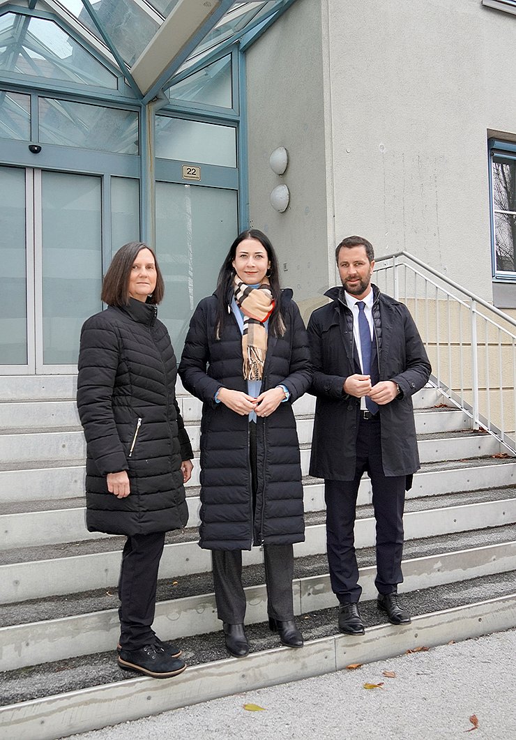 Gruppenfoto vor Gebäude