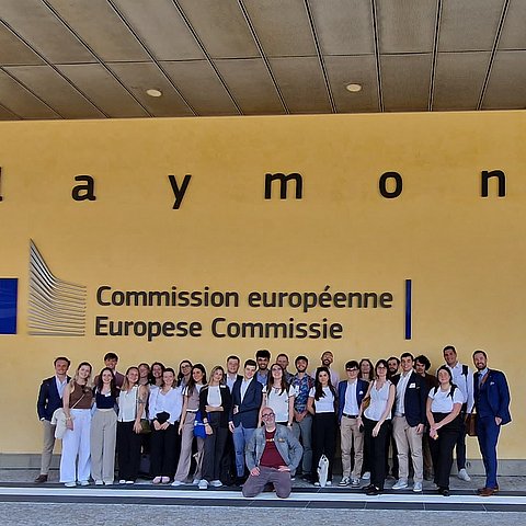 Gruppenfoto vor Gebäude