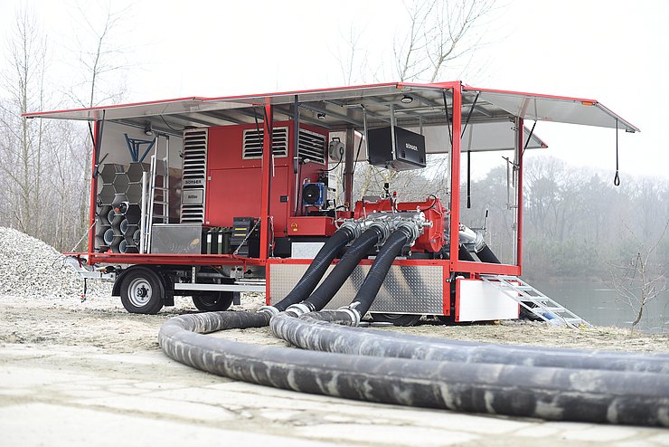 Pumpe stehend neben See