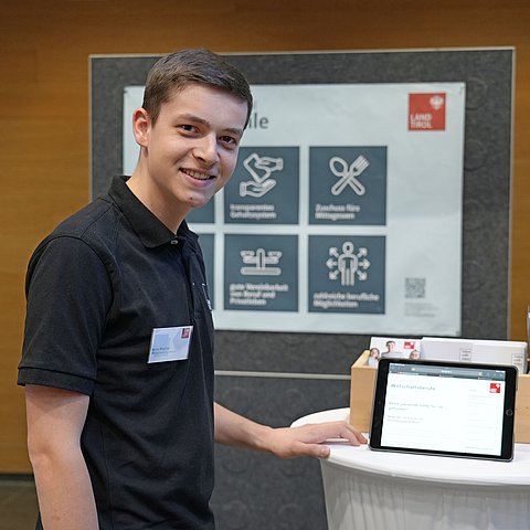 Ein Mitarbeiter des Landes Tirol ist vor einer Infotafel zu sehen.