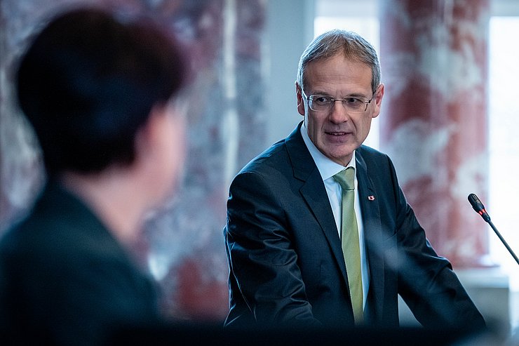 © Landtagsdirektion Tirol/Christanell Professor Walter Obwexer erläuterte die rechtlichen Dimensionen eines möglichen LKW-Slot-Systems.