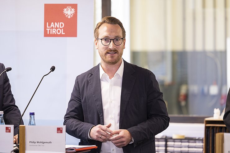 © Land Tirol/Die Fotografen Wohlgemuth am Rednerpult
