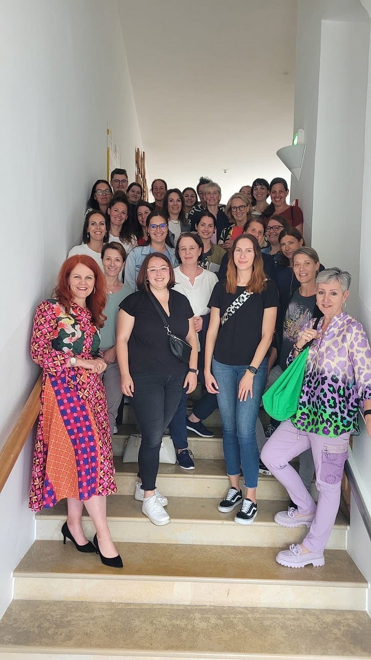 Eine Gruppe von Frauen steht auf einer Treppe