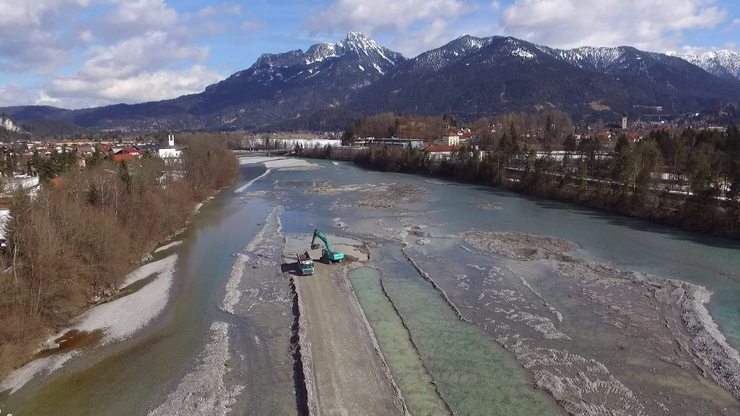 Schotterentnahme im Lech. Im Hintergrund ist die Lechaschauer Brücke sichtbar. (Blickrichtung flussabwärts)