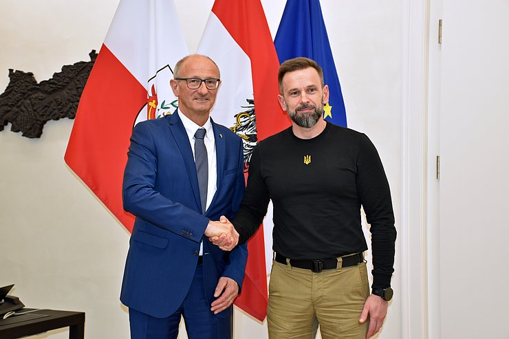 Handshake LH Mattle & Viktor Mykyta 