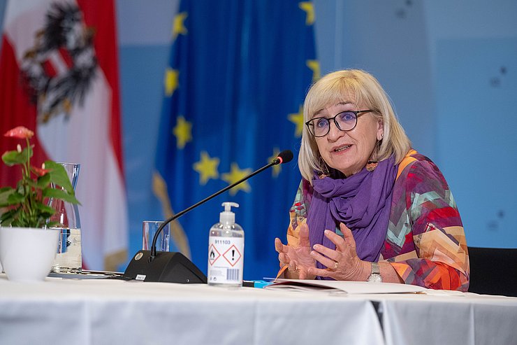 © Land Tirol/G.Berger LRin Beate Palfrader: „Es geht jetzt darum, beim Arbeitsmarkt in Tirol wieder an das gute Vorkrisenniveau anzuschließen, nachhaltige Maßnahmen zu setzen und insbesondere zu verhindern, dass Menschen in die Langarbeitslosigkeit schlittern.“