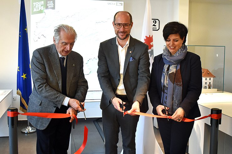 © Land Tirol/Huldschiner Giacomo Santini, Präsident des Tour-of-the-Alps-Veranstalters Gruppo Sportivo Alto Garda, Tourismuslandesrat Mario Gerber sowie Karin Seiler, Präsidentin des EVTZ Euregio Connect und Geschäftsführerin der Tirol Werbung, eröffneten auch die Ausstellung zur Tour of the Alps, die im Euregio-Infopoint zu besichtigen ist.