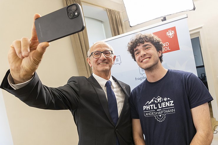 © Land Tirol/Die Fotografen Auch für Erinnerungsfotos mit dem Landeshauptmann blieb im Anschluss noch Zeit.