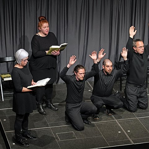 „Tirol erinnert“ lud vergangenen Donnerstag zu einer Theaterperformance mit dem Titel „Endzeit – Stimmen und Bilder“ ins Innsbrucker Landhaus.
