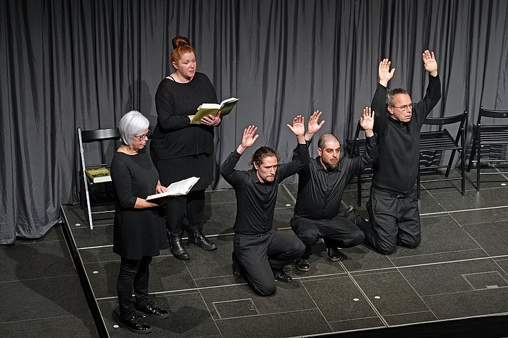 © Land Tirol/Neuner „Tirol erinnert“ lud vergangenen Donnerstag zu einer Theaterperformance mit dem Titel „Endzeit – Stimmen und Bilder“ ins Innsbrucker Landhaus.
