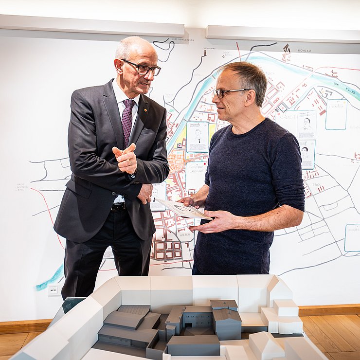 © Land Tirol/Christanell „Der Wunsch, zu verstehen und Haltung zu zeigen, ist den Tirolerinnen und Tirolern ein wichtiges Anliegen“, betont Landeshauptmann Anton Mattle (im Bild mit Kurator Niko Hofinger).