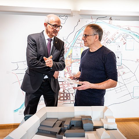 „Der Wunsch, zu verstehen und Haltung zu zeigen, ist den Tirolerinnen und Tirolern ein wichtiges Anliegen“, betont Landeshauptmann Anton Mattle (im Bild mit Kurator Niko Hofinger).