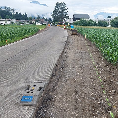 Eine Straße ist zu sehen.