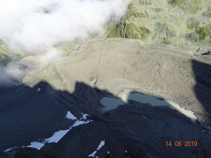 © Land Tirol/Fachbereich Landesgeologie Auf dem Blockgletscher entstand heuer ein See, der spontan ausgebrochen ist.