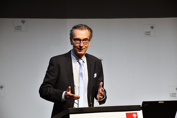 Fuhrhop hinter Rednerpult stehend