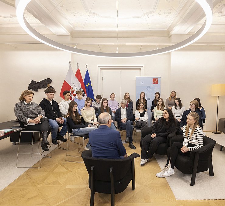 © Land Tirol/Die Fotografen Zwei Schülerinnen stellten die Fragen