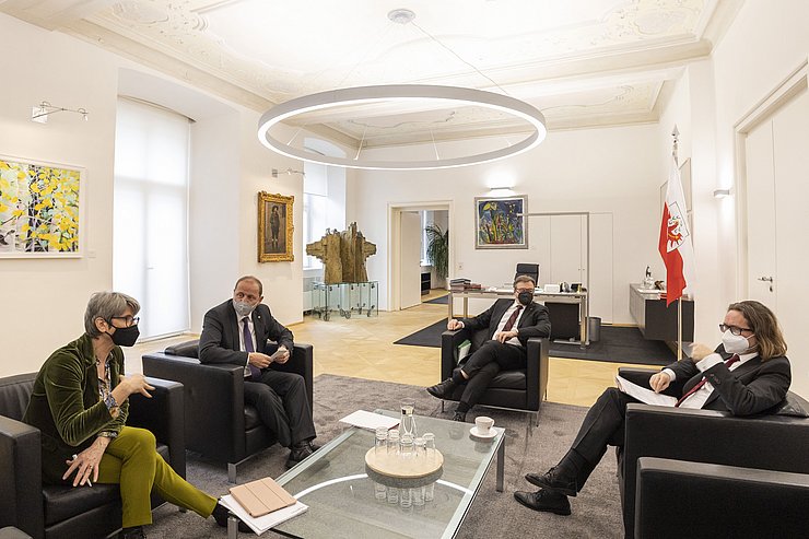 © Land Tirol/Die Fotografen Rektorin Winter, LHStv Geisler, LH Platter und BM Polaschek im Halbkreis, sitzen in Sesseln