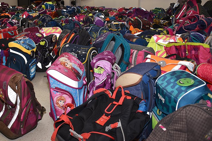 © Land Tirol/Dorfmann viele Schultaschen und -rucksäcke