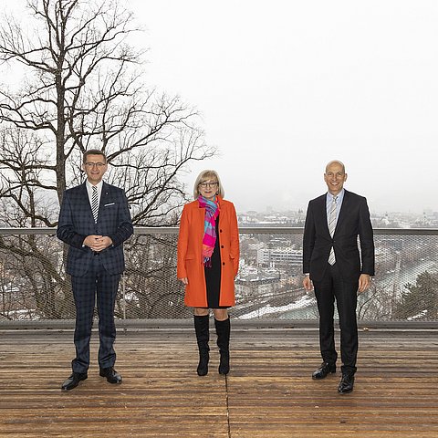 Von li. bei der Konferenz LR Marco Tittler (Vorarlberg), LR Markus Achleitner (Oberösterreich), LRin Beate Palfrader (Tirol), Arbeitsminister Martin Kocher und LR Martin Eichtinger (Niederösterreich) auf der Villa Blanka in Innsbruck. 
