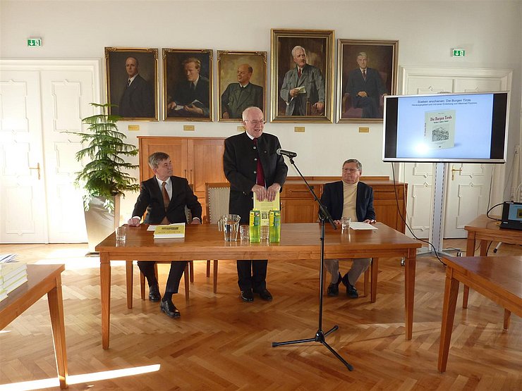 © Foto: Landtagsdirektion– Abdruck honorarfrei v.l. Ulrich Winkler-Hermaden (Edition Winkler-Hermaden), LTP Herwig van Staa und Buchautor Meinrad Pizzinini