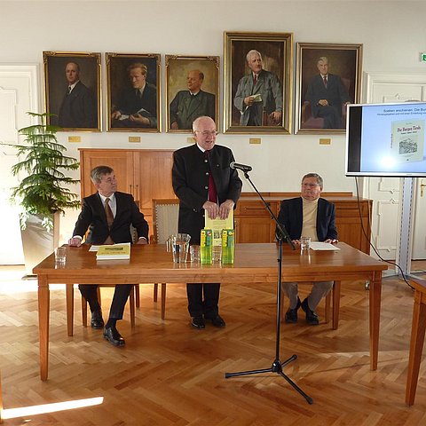 v.l. Ulrich Winkler-Hermaden (Edition Winkler-Hermaden), LTP Herwig van Staa und Buchautor Meinrad Pizzinini