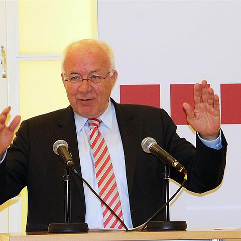 BU: LTP van Staa während seines Vortrages in der Diplomatischen Akademie