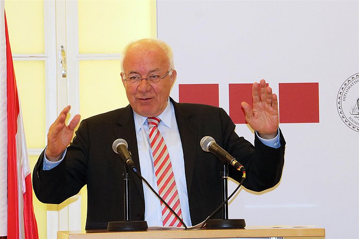 BU: LTP van Staa während seines Vortrages in der Diplomatischen Akademie