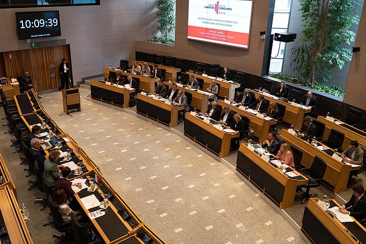 © Tiroler Landtag/Oswald Im Plenarsaal des Südtiroler Landtages wurde u.a. auch über den den Umsetzungsstand der 2023 gefassten Beschlüsse gesprochen.