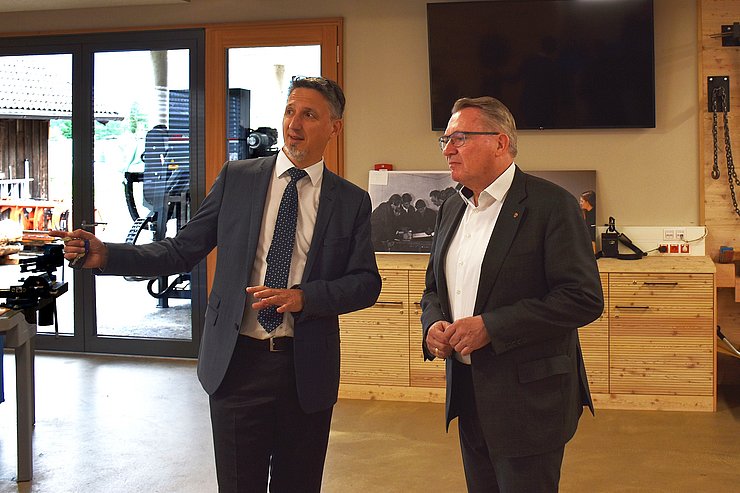 © Land Tirol/Pölzl Markus Einhauer, Direktor der LLA Lienz, präsentiert Hochbaulandesrat Johannes Tratter die Praxisräume des neuen Mehrzweckgebäudes.