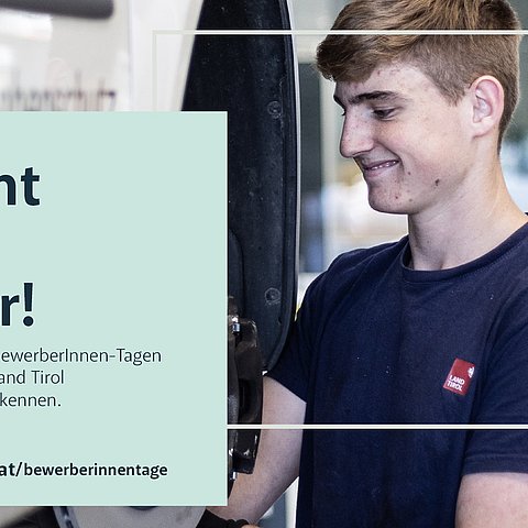 Ein Lehrling schraubt an einem Auto