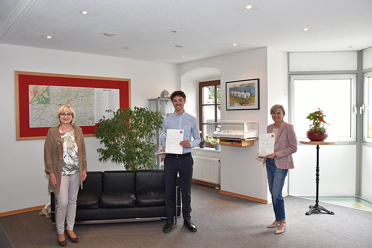 Beim Auszeichnungstermin v. li. Arbeits- und Bildungslandesrätin Beate Palfrader, "Lehrling des Monats Mai 2021" Gabriel Maier und seine Firmenchefin Marion Hörhager von Hörhager Immobilien GmbH in Schwaz.