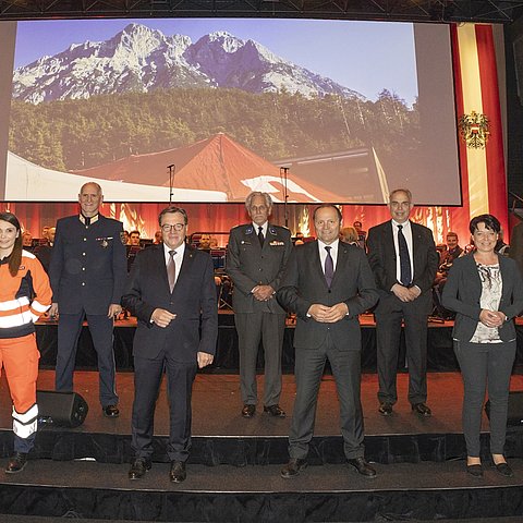 Beim Sicherheitsempfang von links Markus Kostner (Landesleiter Wasserrettung Tirol), Nikola Schmidinger (Malteser Hospitaldienst  Bereichsleiterin Tirol Vorarlberg), Ingo Gstrein (Militärkommandant Tirol), Sonja Larcher-Leiter (Hundestaffel Johanniter Unfallhilfe Tirol), Edelbert Kohler (Landespolizeidirektor Tirol), LH Günther Platter, Günther Ennemoser (Präsident Rotes Kreuz Tirol), LHStv Josef Geisler, Elmar Rizzoli (Leiter des Tiroler Zentrums für Krisen- und Katastrophenmanagement), Landtagspräsidentin Sonja Ledl-Rossman, Peter Hölzl (Landesfeuerwehrkommandant Tirol), Gerhard Czapek (Geschäftsführer Samariterbund Tirol), Johannes Mann (Grubenwehr Tirol), Ekkehard Wimmer (Landesleitung Bergrettung Tirol). 