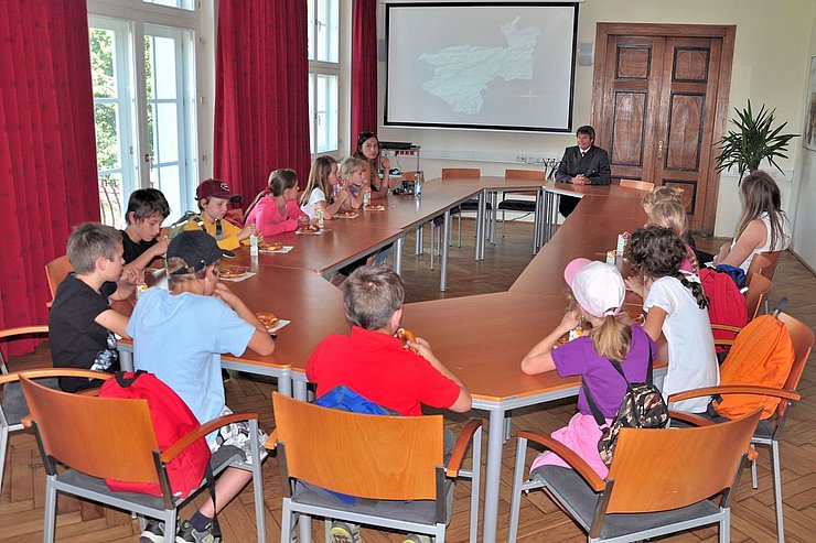Die Schülerinnen und Schüler beim Quiz und der wohlverdienten Jause. (Foto: Land Tirol/Rinner)