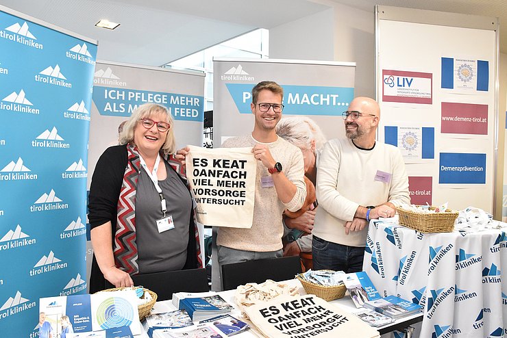 © Land Tirol/Sidon Personen hinter Stand