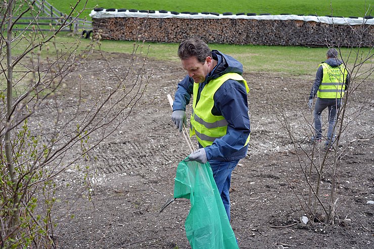 LR Zumtobel hebt mit Zange Müll auf