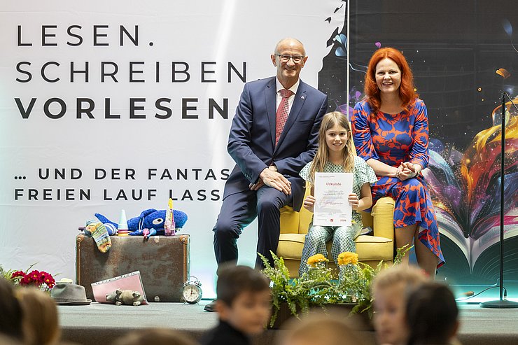 © Land Tirol/Die Fotografen LH Anton Mattle und LRin Cornelia Hagele gratulierten beim Schulfest der Siegerin des Geschichtenwettbewerbs, Theresa Haider, zum Landessieg 2025.
