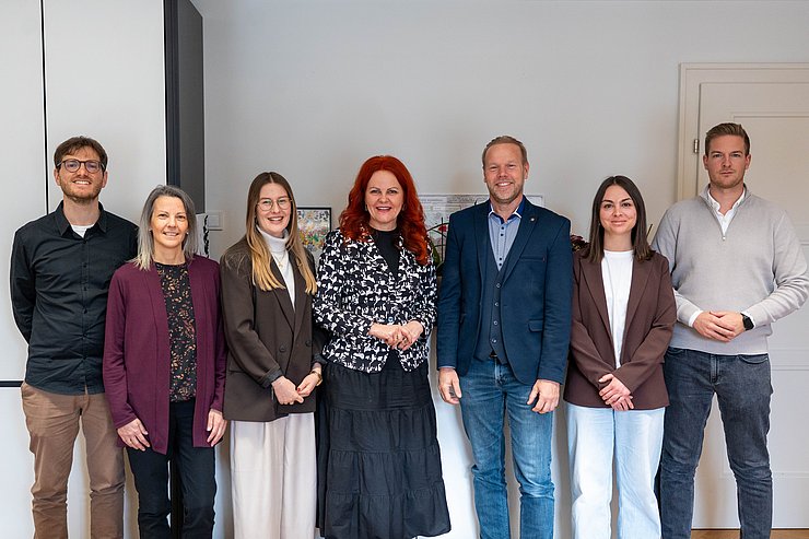 Das Team der KoordinatorInnen des Landes Tirol – hier zu Besuch bei LRin Hagele (Mitte) – unterstützt Familien und Gemeinden, um den richtigen Platz zu vermitteln.