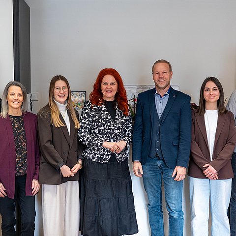 Das Team der KoordinatorInnen des Landes Tirol – hier zu Besuch bei LRin Hagele (Mitte) – unterstützt Familien und Gemeinden, um den richtigen Platz zu vermitteln.