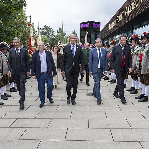 Herren in Congress Centrum gehend