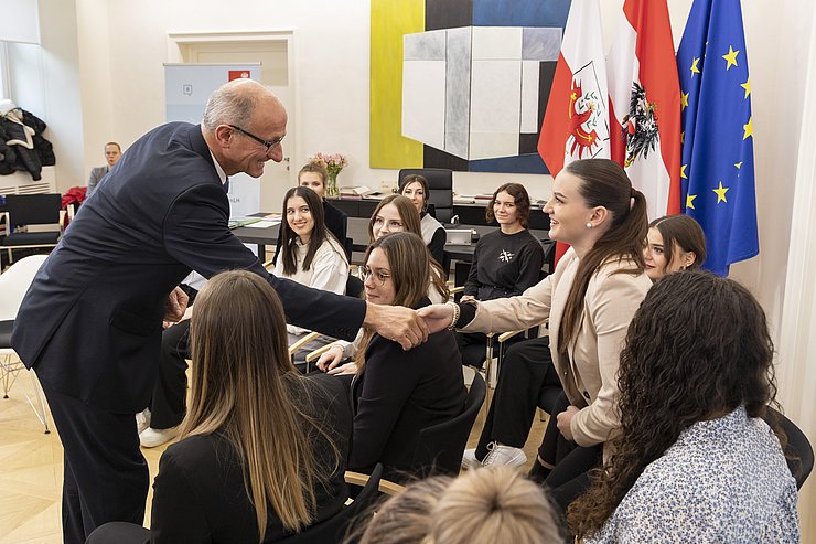LH Mattle schüttelt einer Schülerin die Hand