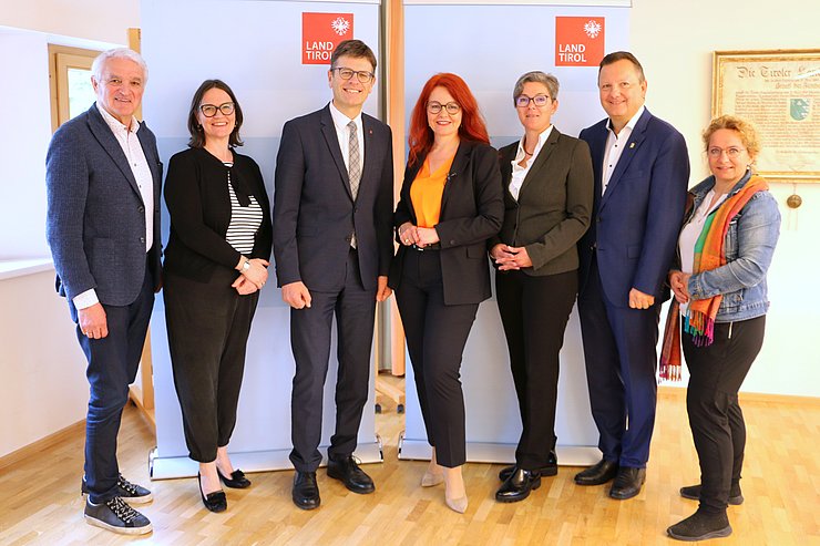 © Land Tirol/Krepper Gruppenfoto von der Pressekonferenz zum Strukturplan Pflege im Gemeindeamt Strass