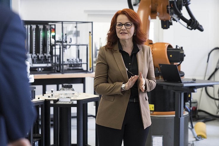 Portrait von Wissenschaftslandesrätin Cornelia Hagele