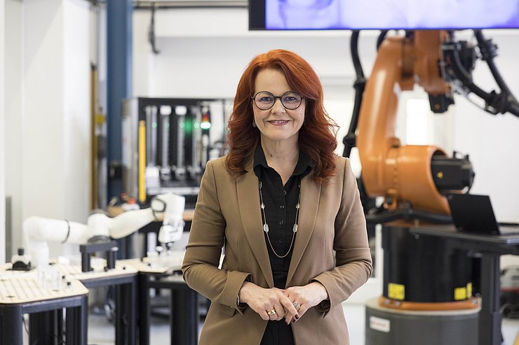 LRin Hagele im Forschungslabor