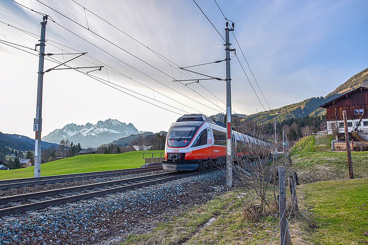 © ÖBB In einer ländlichen Gegend fährt ein Zug.