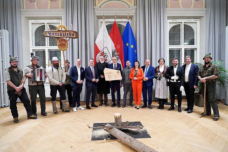 Gruppenbild aller anwesenden Regierungsmitglieder zusammen mit der Delegation aus dem Ötztal.