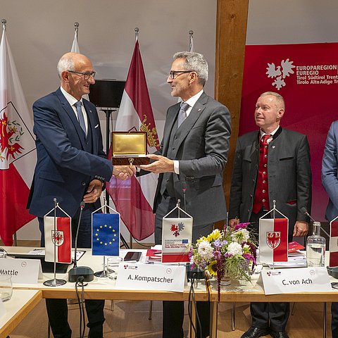 Schachtel mit Schlüssel wird übergeben